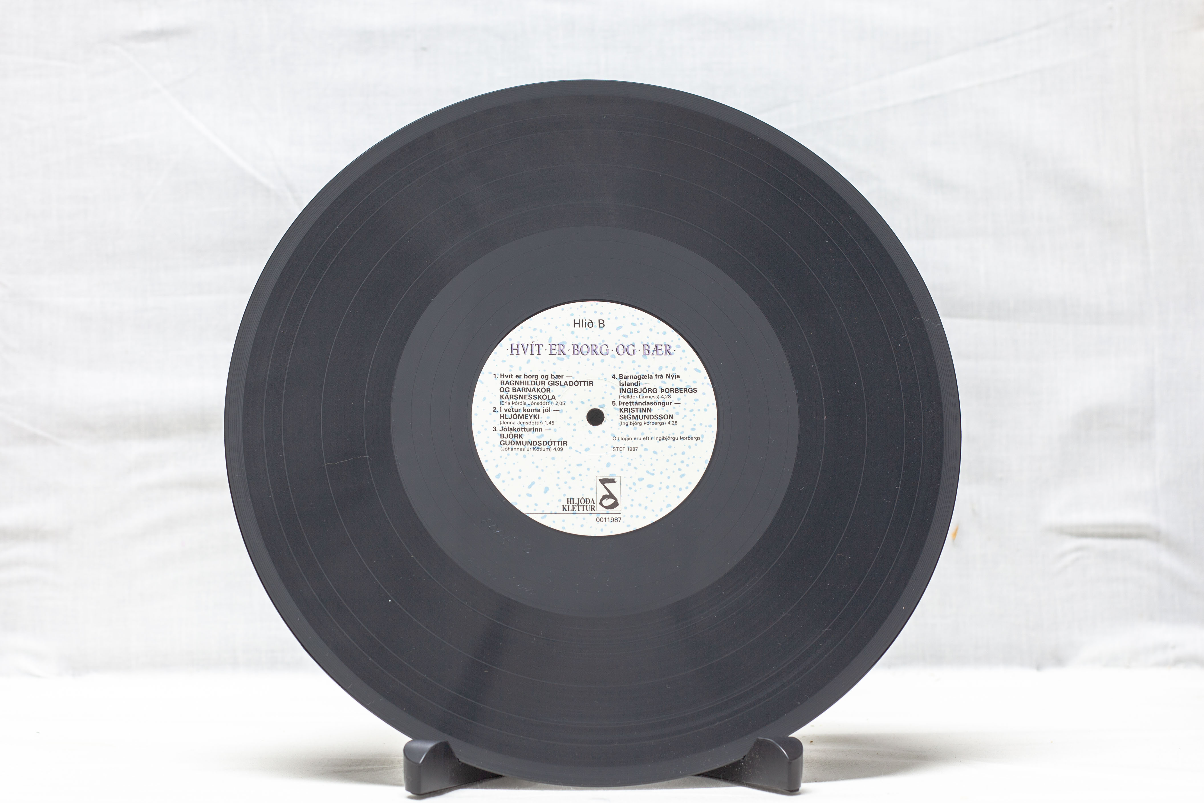 Ýmsir - Hvít Er Borg Og Bær