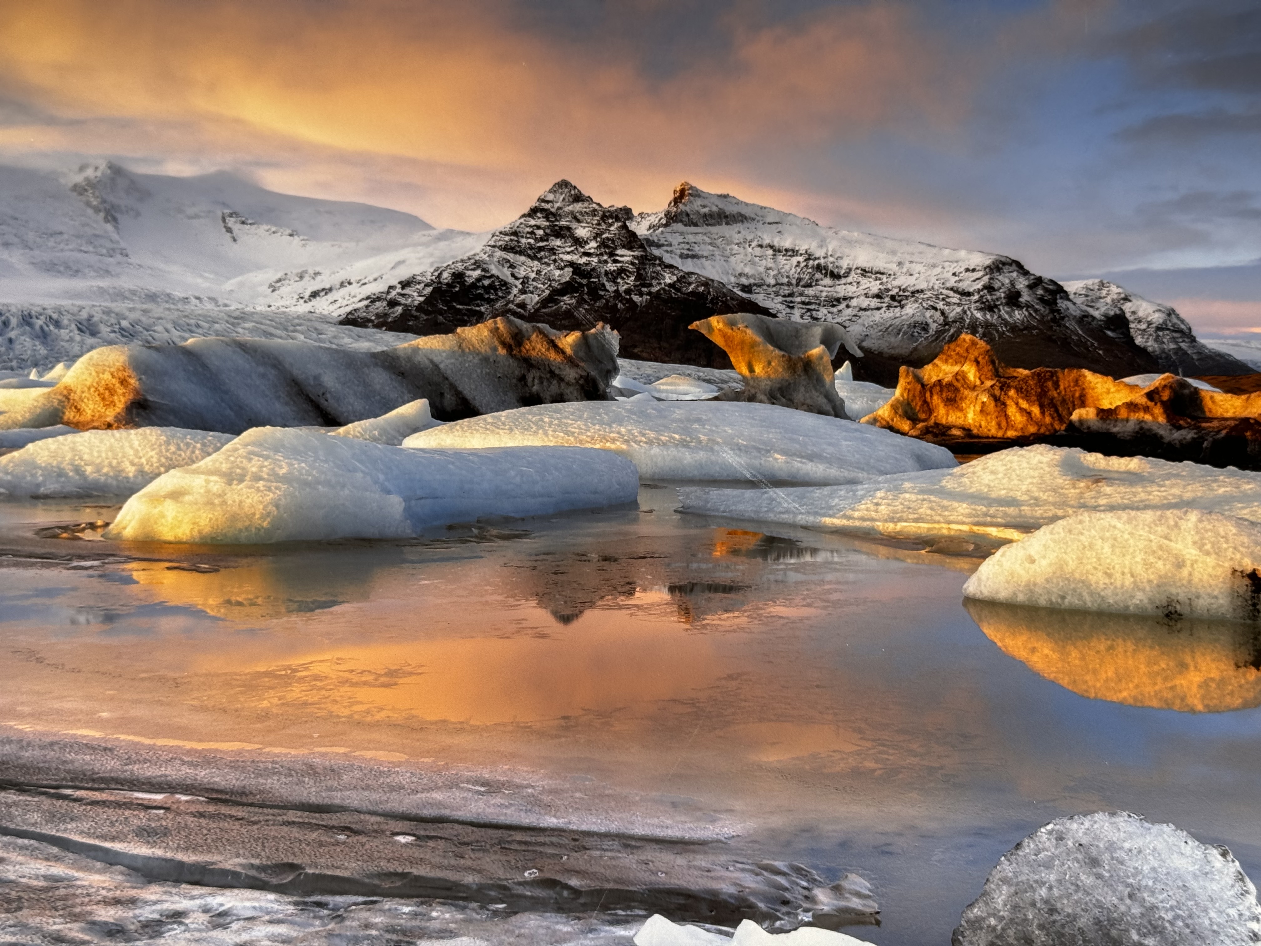 Ókunnur Höfundur - Last Light on the Glacier