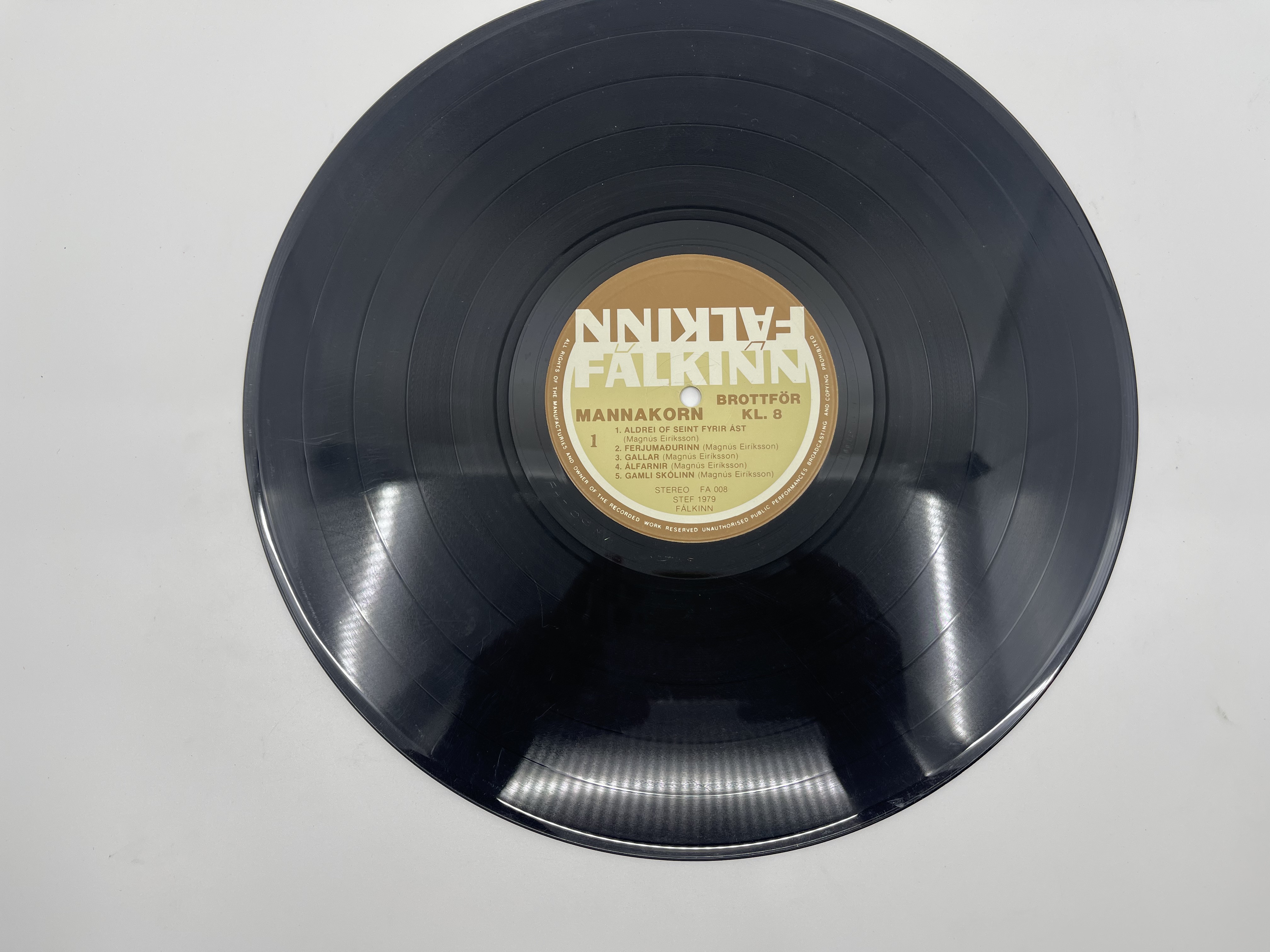 Mannakorn - Brottför Kl. 8