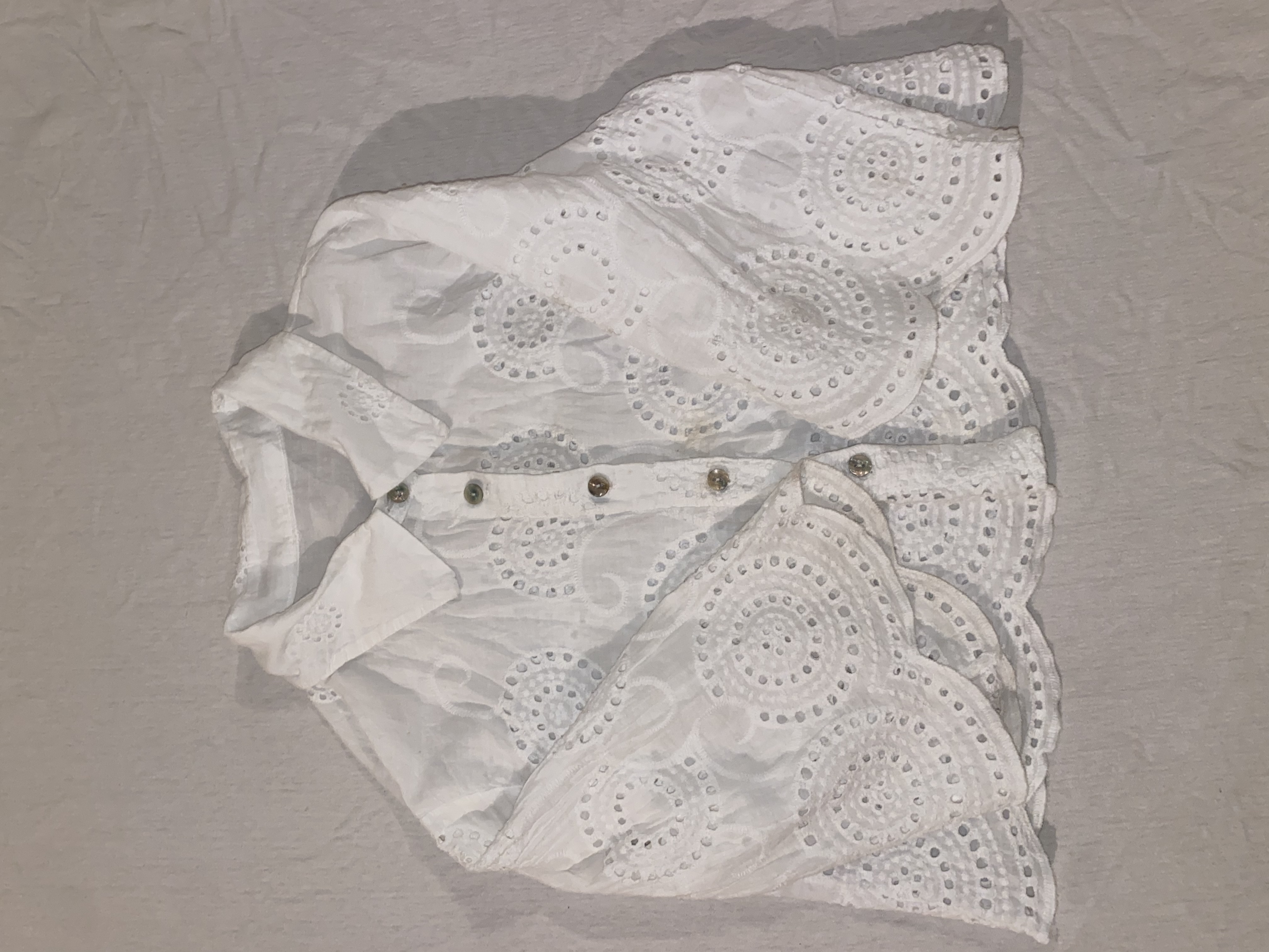 Hvít blúndu skyrta — 116