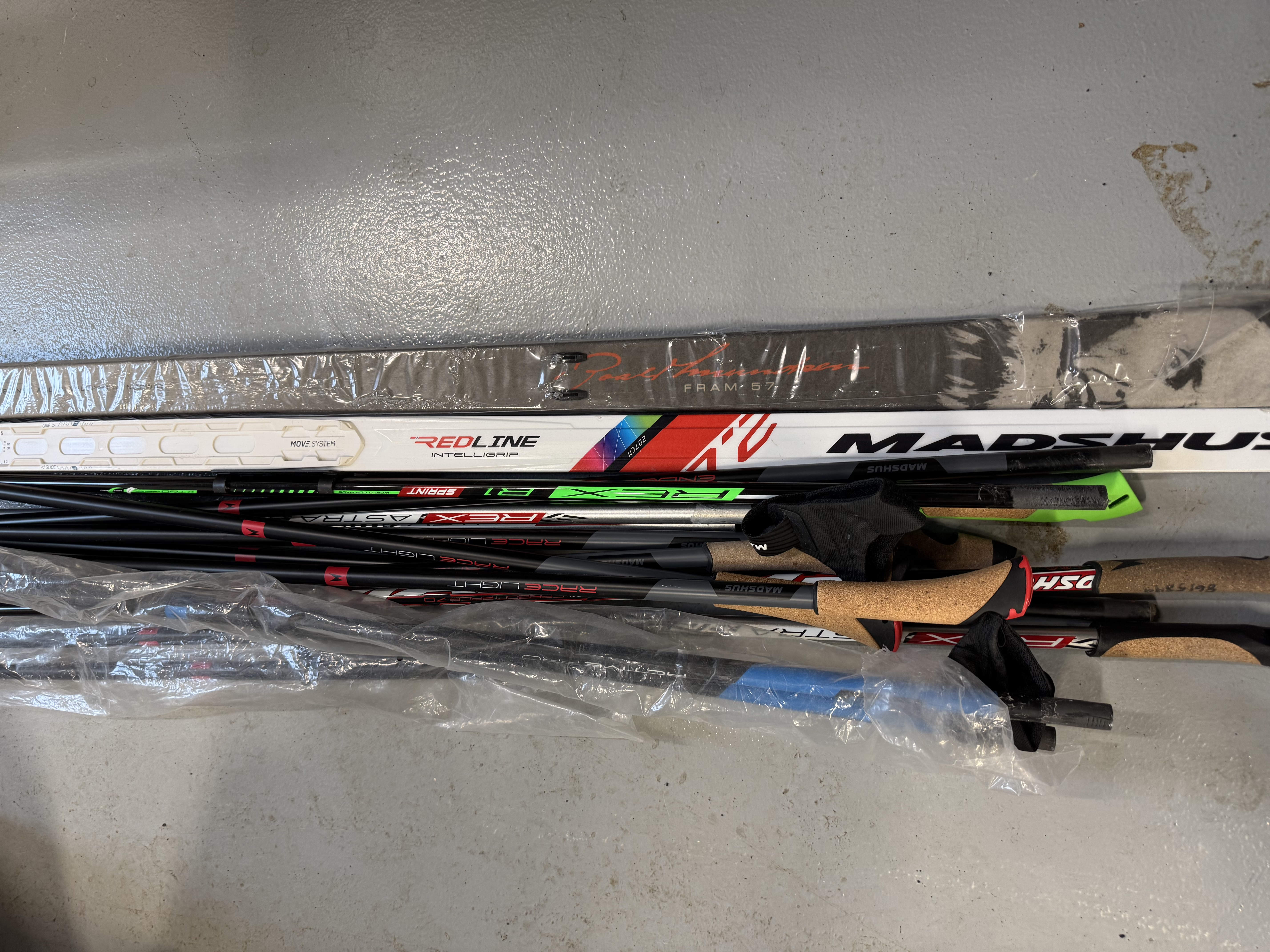 Stök skíði og skíðastafir