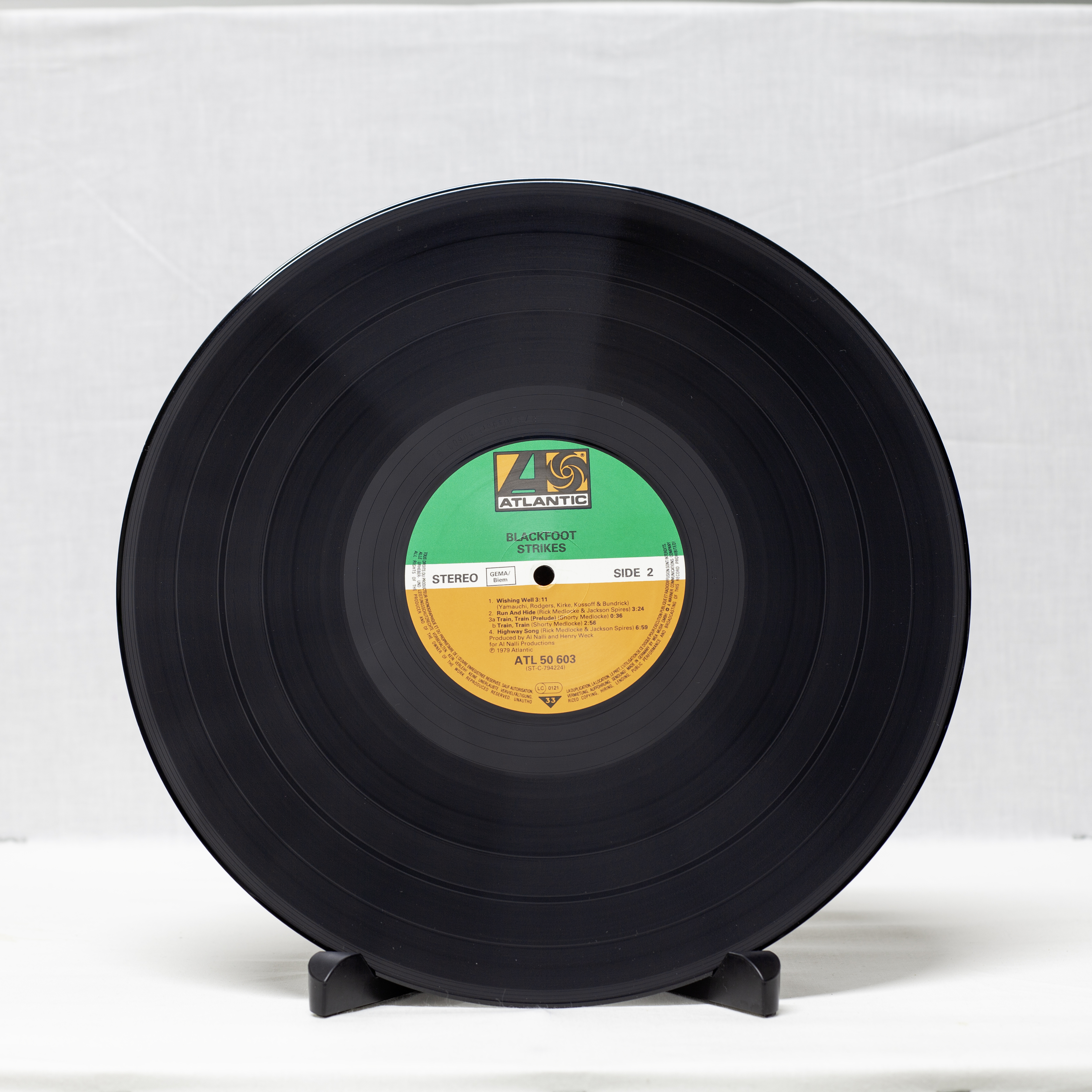 Blackfoot – Strikes