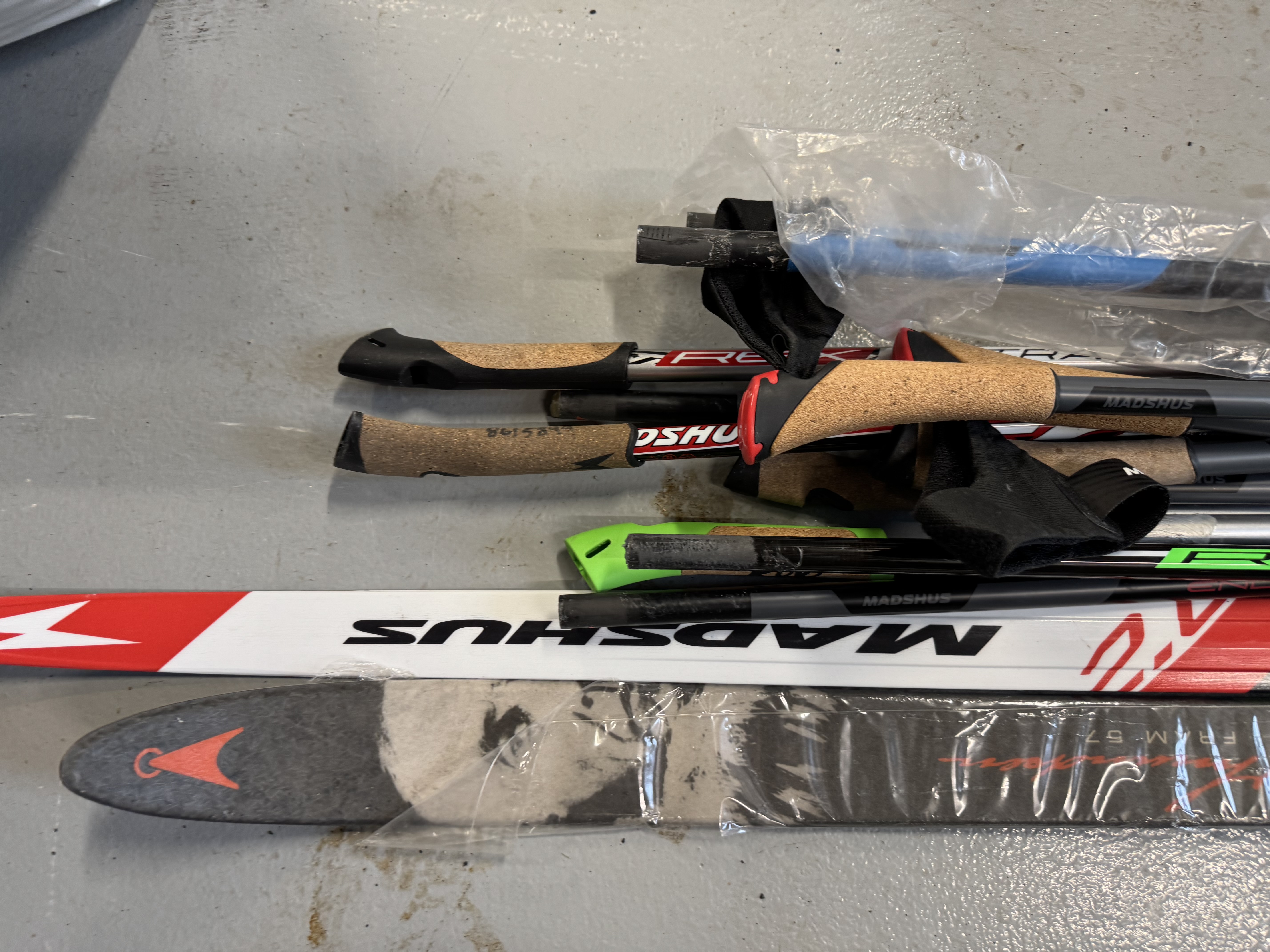 Stök skíði og skíðastafir